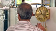Handwerkskunst! – Mit einem Schraubenzieher als "Verstärker" wird geprüft, ob die Uhr richtig tickt.