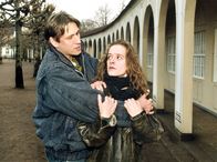 Polizeiruf 110 – , Kriminalfilm von 1993, Regie Hans-Werner Honert Uhr. Kriminaloberkommissar Raabe (Michael Kind), Beate (Dagmar Sitte).