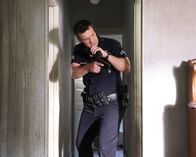 The Rookie – Officer John Nolan (Nathan Fillion) durchsucht akribisch ein leerstehendes Haus nach Verdächtigen.