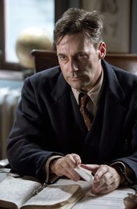 A Young Doctor's Notebook – Der alte Doktor (Jon Hamm) wird verhört.