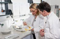 Der Haushalts-Check – Das Eco-Programm im Labor-Check. Um zu schauen, wie das Eco-Programm der Spülmaschine mit anderen Programmen mithalten kann, ist Yvonne Willicks (l) zu Besuch im Labor für Haushaltstechnik an der FH Münster. Der spannende Laborversuch wird durchgeführt von Prof. Britta Rummler (r).