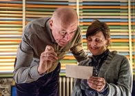 Stille Nächte – Beim Betrachten alter Erinnerungsfotos schwelgen Paul (Hanns Zischler) und Clara (Katharina Thalbach) in alten Erinnerungen.