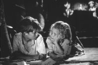 Verbotene Spiele – Bei einem Tieffliegerangriff der Deutschen kommen die Eltern der fünfjährigen Paulette (Brigitte Fossey) und ihr kleiner Hund ums Leben. Ziellos durchstreift das Mädchen die Gegend, bis es auf den elfjährigen Bauernsohn Michel (Georges Poujouly) trifft.