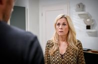 Sturm der Liebe – Yvonne (Tanja Lanäus, r.) gesteht Erik (Sven Waasner, l.), dass sie mit Christoph geschlafen hat. ARD/Christof Arnold