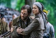 Outlander - Die Highland-Saga – Richard Rankin (Roger Wakefield), Caitriona Balfe (Claire Randall Fraser).