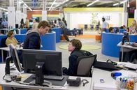 The Social Network – Sean Parker (Justin Timberlake) unterstützt Mark Zuckerberg (Jesse Eisenberg) und seine Webseite "Facebook". Doch schon bald kommt Parkers Drogenkonsum ans Licht.