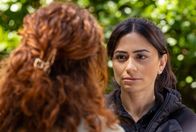 Sturm der Liebe – Lale (Yeliz Simsek, r.) reagiert perplex, als Fanny (Johanna Graen, l.) vermutet, dass sich Lale in Fritz verknallt hat.