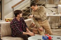 Two and a Half Men – Alan (Jon Cryer, r.) hat mit der Sozialarbeiterin Ms. McMartin ein Verhältnis angefangen. Sie versucht, Privatleben und Beruf zu trennen und rät Walden (Ashton Kutcher, l.), eine Männergruppe von Vätern mit Pflegekindern aufzusuchen ...
