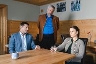 Die Rosenheim-Cops – Die Kommissare Hansen (Igor Jeftić, l.) und Stadler (Dieter Fischer, M.) erfahren von Luise Schätzel (Cristina Andrione, r.) von einem Streit zwischen ihrem toten Ehemann und dem Koch Xaver Sänger.