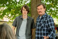 Alles finster – L-R: Jakob (Enzo Gaier), Edi (Harald Windisch).