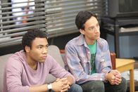 Community – Ausgerechnet an ihren neuen Freund Lukka macht sich Britta ran. Abed (Danny Pudi, r.) und Troy (Donald Glover, l.) müssen handeln, bevor sich die beiden näher kommen können ...