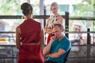 Death in Paradise – Die Affäre zwischen der Assistentin Tabatha (Nell Hudson, 2.v.r.) und dem Geschäftsführer Aaron McCormack (Elliot Cowan, r.) kommt durch die Befragung von DS Madeleine Dumas (Aude Legastelois, l.) ans Licht.