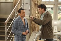 Two and a Half Men – Walden (Ashton Kutcher, r.) tritt dem brillianten Projekt einer ehemaligen Mitarbeiterin bei, während Alan (Jon Cryer, l.) Jenny den Ratschlag gibt, sich ihrer Freundin zu öffnen, ansonsten könnte sie diese für immer verlieren ...