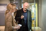 Akte Ex – Kristina Katzer (Isabell Gerschke, l.) befragt Museumsdirektor Professor Paul Winter (Alexander Radszun, r.).
