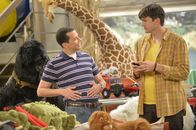Two and a Half Men – Nachdem eine Adoption fehlgeschlagen ist, bekommen Walden (Ashton Kutcher, r.) und Alan (Jon Cryer, l.) ein Pflegekind. Die beiden setzen sich total ins Zeug, um dem Jungen zu gefallen ...