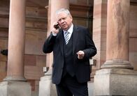 Der Staatsanwalt – Oberstaatsanwalt Bernd Reuther (Rainer Hunold) erhält gerade neue Hinweise im aktuellen Fall.
