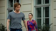 neoriginal: Crystal Wall – Nicolas Dardenne (Gustav Schmidt, l.) hat eine Entscheidung getroffen und Louna Lloris (Anna Bardavelidze, r.) kann ihn nicht mehr aufhalten.