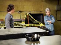 Young Sheldon – Georgie Cooper (Montana Jordan, l.); Connie "Meemaw" Tucker (Annie Potts, r.)