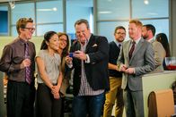 Modern Family – Cameron Tucker (Eric Stonestreet, m.), Mitchell Pritchett (Jesse Tyler Ferguson, 2.v.r.)