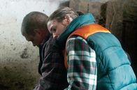 Drei Winter – Die noch junge Liebe von Anna (Michèle Brand) und Marco (Simon Wisler) wird auf eine harte Probe gestellt.