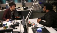 Ghosted – Leroy (Craig Robinson, r.) engagiert eine Hellseherin, um herauszufinden, wer das Büro verwanzt hat. Doch Max (Adam Scott, l.) steht dem ganze skeptisch gegenüber ...