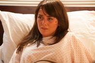 Warte bis es dunkel wird – 65 Jahre sind vergangen, seitdem ein maskierter Serienkiller die Kleinstadt Texarkana terrorisiert hat. Nun scheint der Mörder jedoch zurück zu sein, wie Jami (Addison Timlin) und ihr Freund Corey am eigenen Leib erfahren müssen – bei einem Angriff des Killers kommt die Highschool-Schülerin gerade so mit dem Leben davon.