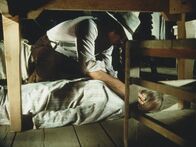 Unsere kleine Farm – Charles Ingalls (Michael Landon, l.) ist gerade noch rechtzeitig gekommen, denn die Verletzung seiner Frau Caroline (Karen Grassle, r.) ist lebensgefährlich geworden.