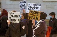 Kampf um Harvard – Harvard demonstriert: Der politische Druck auf die Universität durch die Trump-Regierung wächst. Kritiker warnen vor zunehmenden und strikteren Eingriffen in die akademische Freiheit.