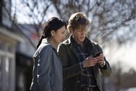 MacGyver – Desi Nguyen (Levy Tran, l.); Angus MacGyver (Lucas Till, r.)