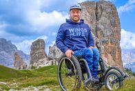 Bergwelten – Angelino Zeller (Paraclimbing-Weltmeister) posiert für ein Foto in den Dolomiten bei der Besteigung des Cinqe Torri.