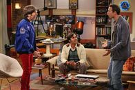 The Big Bang Theory – Armer Astronaut: Als Howard (Simon Helberg, l.) Raj (Kunal Nayyar, M.) aufsucht, muss er feststellen, dass Stuart (Kevin Sussman, r.) bei ihm eingezogen ist und die beiden auch schon Pläne für den Abend haben ...