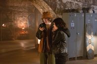 Alex Rider – Tom (Brenock O'Connor) und Kyra (Marli Siu) sind in Sorge und versuchen mit Alex Kontakt aufzunehmen.