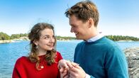 Inga Lindström: Hochzeitsfieber – Inga Lindström – Hochzeitsfieber Kurzlebiges Glück: Magdalena Höfner als Lena, Philipp Lind als Sören Copyright: SRF/ZDF/Ralf Wilschewski