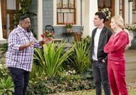 The Neighborhood – (v.l.n.r.) Calvin Butler (Cedric the Entertainer); Dave Johnson (Max Greenfield); Gemma Johnson (Beth Behrs)