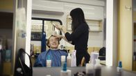 Trailer.AT – Nils Arztmann im Maskenmobil am Set („Bruno – Der junge Kreisky“).