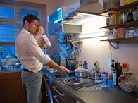 In aller Freundschaft – ARD/MDR IN ALLER FREUNDSCHAFT FOLGE 649, "Funkenflug" Uhr im ERSTEN. Niklas Ahrend (Roy Peter Link) passt in der Wohnung von Philipp und Arzu auf seinen Sohn Max auf, der gerade zahnt. Nachdem er sich vor Philipp Brentano als der kompetentere Vater mit vielen "guten" Ratschlägen aufgespielt hat, stößt Niklas' Nervenkostüm nun doch an seine Grenzen.