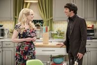 The Big Bang Theory – Herrscht bei Bernadette (Melissa Rauch, l.) und Howard (Simon Helberg, r.) Harmonie, während im Freundeskreis Unstimmigkeiten für Unmut sorgen?
