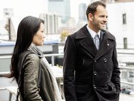 Elementary – Rückblick: Watson (Lucy Liu, l.) und Holmes (Jonny Lee Miller, r.) haben in dem Fall, dessentwegen Holmes jetzt vor dem Polizeigericht steht, gemeinsam ermittelt ...
