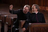 Father Brown – Pater Ignatius (Anton Lesser, r.) Augen werden immer größer, als Father Brown (Mark Williams, l.) ihm die heilige Reliquie - ein sagenumwobener Rosenkranz - zeigt.