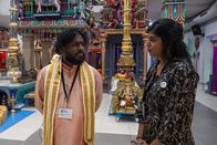 Reporter – Reporter Hindu-Priester in der Schweiz – Spagat zwischen Integration und Tradition Sasikumar, Seelsorger, Mediator und Hindu-Priester, mit Berufskollegin Mediatorin Laavanja Copyright: SRF