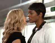The Passage - Das Erwachen – Shauna Babcock (Brianne Howey, l.); Dr. Major Nichole Sykes (Caroline Chikezie, r.)