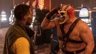 Twisted Metal – John (Anthony Mackie, l.) sitzt im Casino fest – gezwungen, Sweet Tooth (Joe Seanoa, r.) Wahnsinns-Show mit anzusehen.