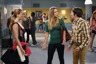 The Big Bang Theory – Während Penny eine Freundin für Raj sucht, fällt Sheldon (Jim Parsons) läppische Alltagsentscheidungen mit Dungeons & Dragons Würfeln ...