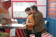 Speechless – JJ DiMeo (Micah Fowler, l.); Jimmy DiMeo (John Ross Bowie, r.)