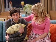 The Big Bang Theory – Bernadette (Melissa Rauch, r.) muss sich um Howard (Simon Helberg, l.) kümmern, denn seine Beziehung zu seiner Mutter bedroht auf unübliche Weise seine Männlichkeit ...