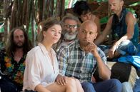 Problemos - Alle tot. Wir nicht. – Victor (Eric Judor, 4.v.l.) ist nur seiner Partnerin Jeanne (Célia Rosich, 2.v.l.) zuliebe mit in die Hippie-Kommune gekommen.