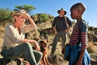 Auf der Spur des Löwen – Jutta Speidel (Eleonore), Max Herbrechter (Max), Elvis Mahomba (Thabo).