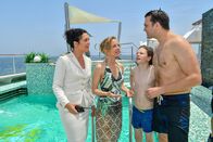 Das Traumschiff – Hanna Liebhold (Barbara Wussow, l.) hat für Paul (Daan Lennard Liebrenz, 2.v.r.) und seine Eltern Saskia (Johanna Klante, 2.v.l.) und Tobias (Pierre Kiwitt) eine Überraschung: In Japan kann er eine Kendo-Schule besuchen und dort auch seine Prüfung ablegen.