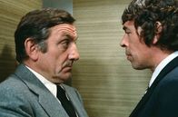 Die Filzlaus – Ralf Milan (Lino Ventura, li.) ist Profikiller und muss seinen Auftrag erledigen. Doch nun muss er auf Pignon (Jacques Brel, re.) aufpassen, der ihn ständig daran hindert, seine Mission zu erfüllen.