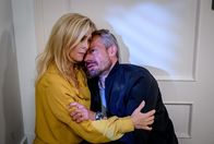 Sturm der Liebe – Erik (Sven Waasner, r.) bricht in Yvonnes (Tanja Lanäus, l.) Armen zusammen.